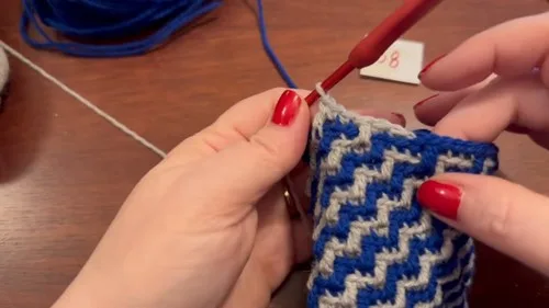 Colorful Apache Tears stitch mittens crochet pattern — photo 2