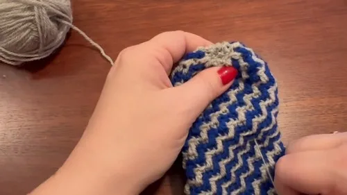 Colorful Apache Tears stitch mittens crochet pattern — photo 3