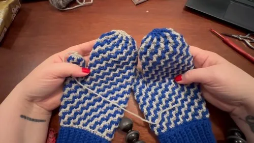 Colorful Apache Tears stitch mittens crochet pattern