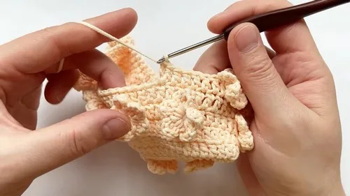 Crochet 3D flower bag pattern with raised petals — photo 2