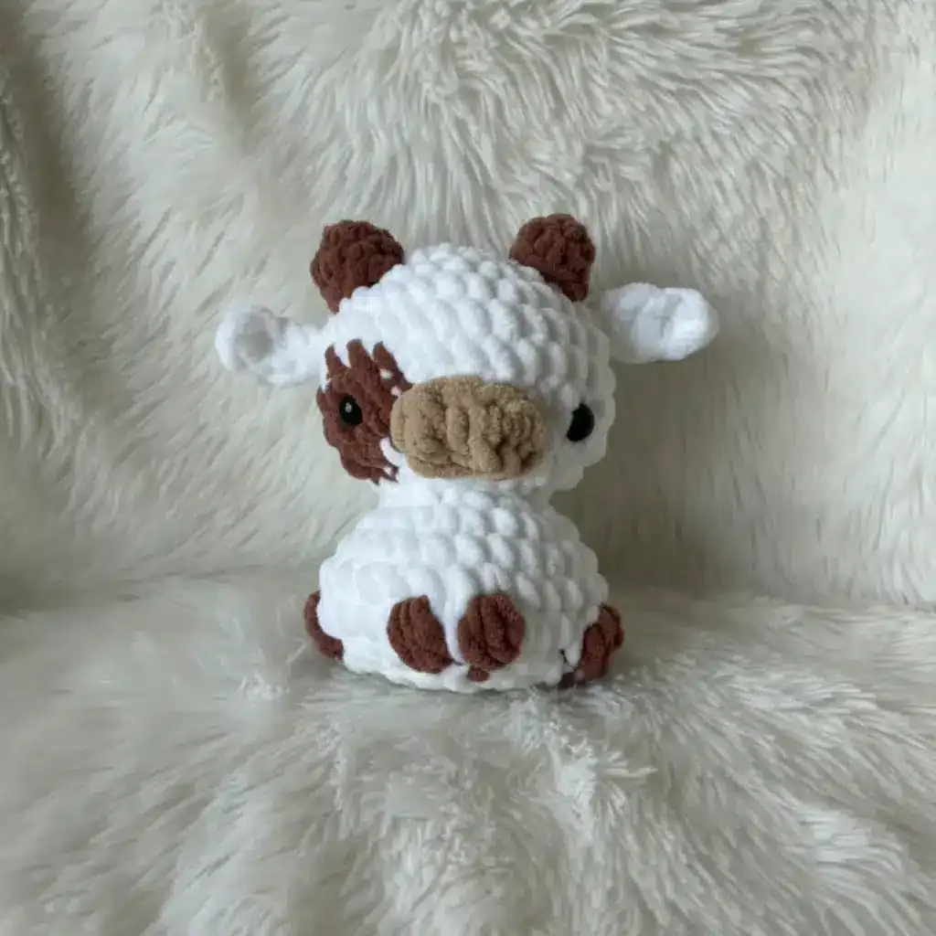 Crocheting an amigurumi nature cow, step by step