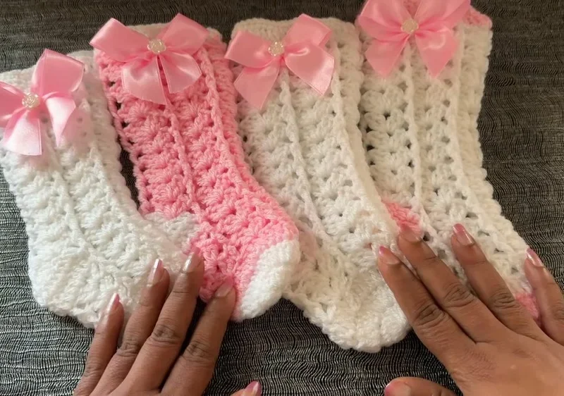 Crochet baby socks pattern with V-stitch body in four sizes