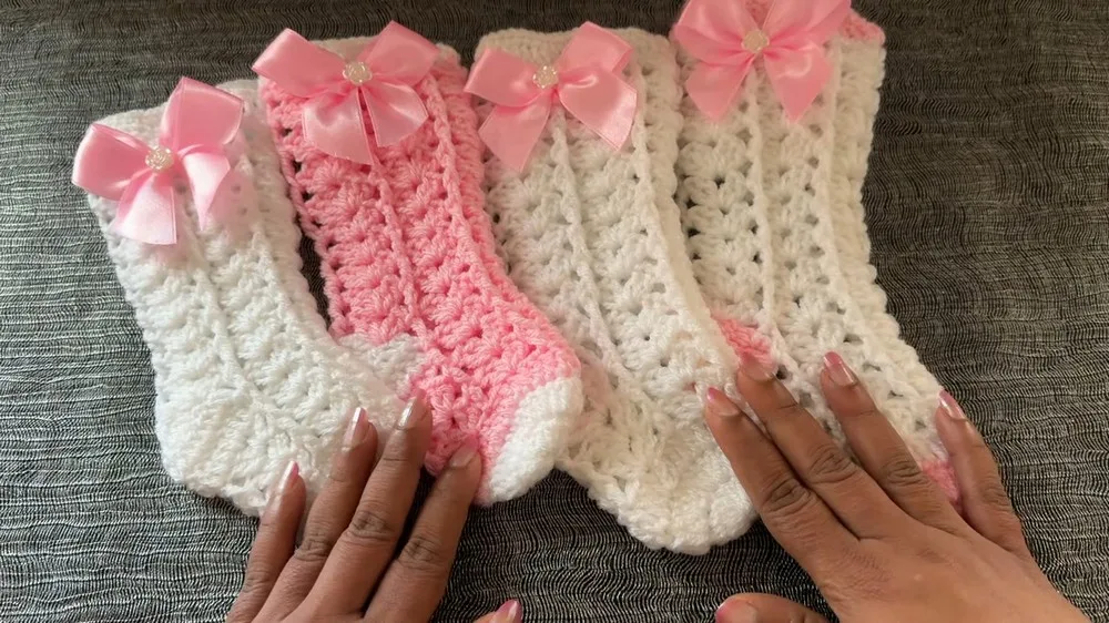 Crochet baby socks pattern with V-stitch body in four sizes