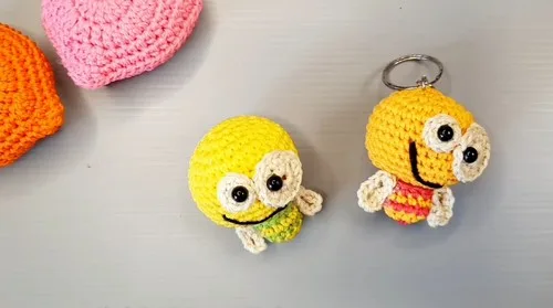 Crochet Bee Keychain: A Sweet Amigurumi Pattern