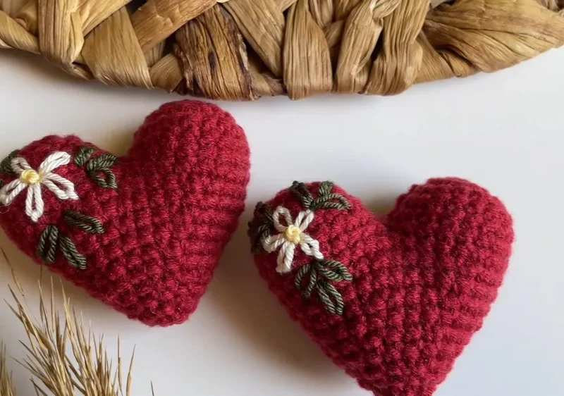 How to crochet an embroidered heart amigurumi
