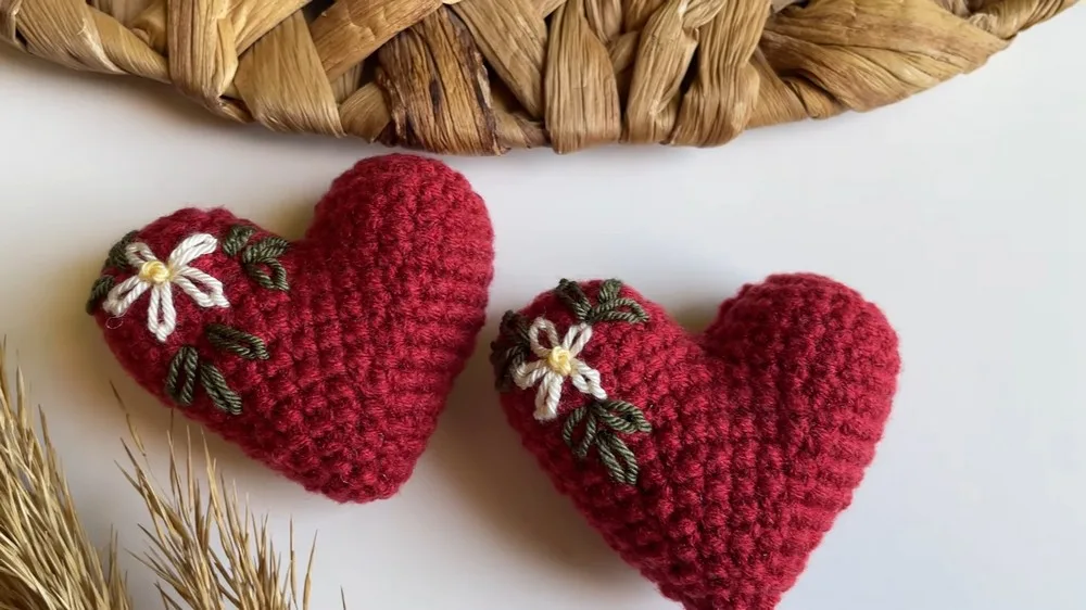 How to crochet an embroidered heart amigurumi