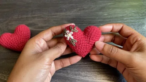How to crochet an embroidered heart amigurumi — photo 2