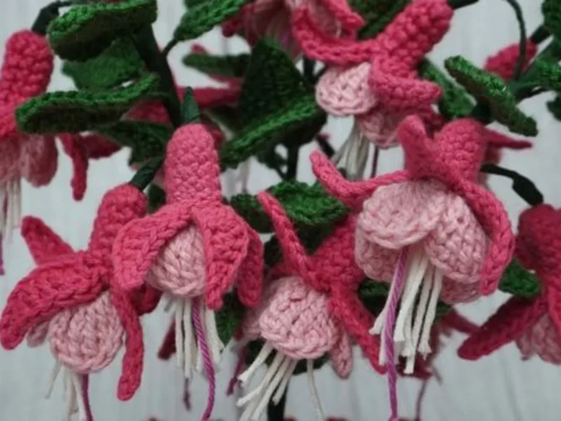 How to crochet a fuchsia flower with leaves — photo 1