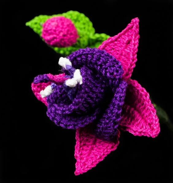 How to crochet a fuchsia flower with leaves — photo 2
