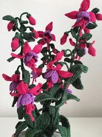 How to crochet a fuchsia flower with leaves — photo 3