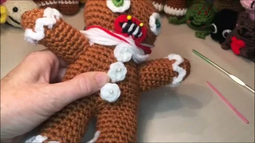Crochet gingerbread man pattern with joined legs and body — photo 3