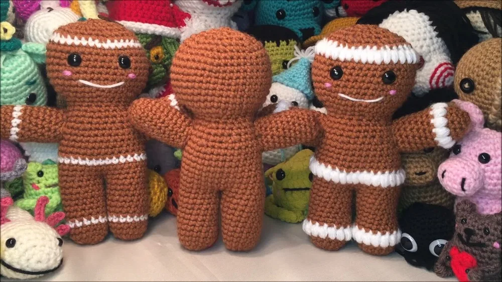 Crochet gingerbread man pattern with joined legs and body
