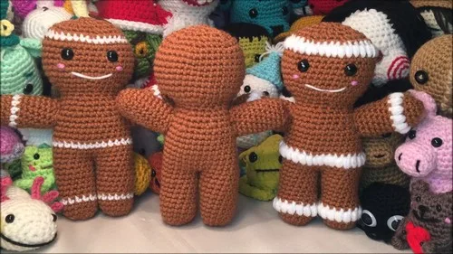 Crochet gingerbread man pattern with joined legs and body — photo 2