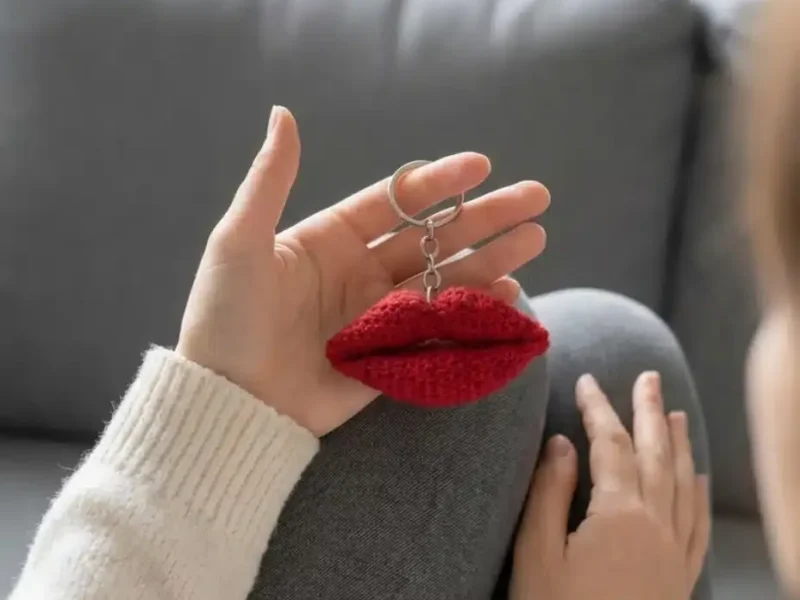 Crochet lips keychain: a two-piece amigurumi build
