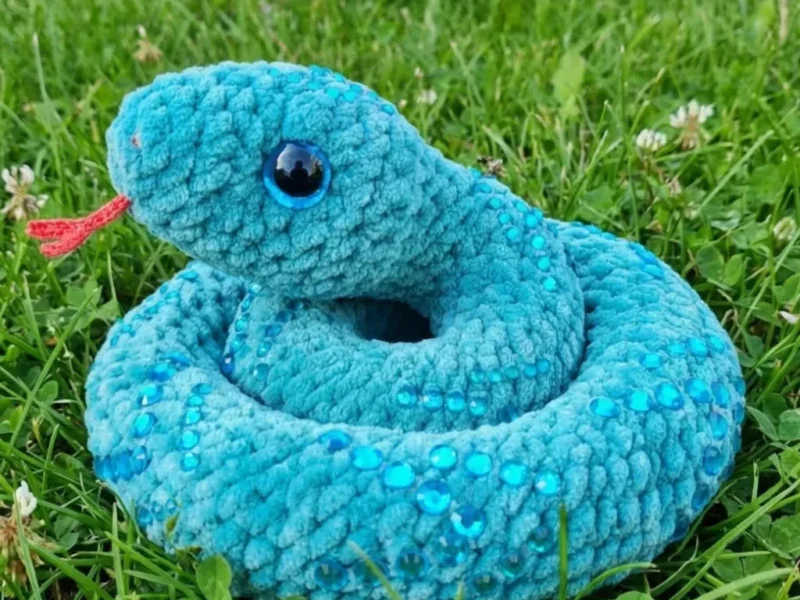 Crochet a mini snake amigurumi with a curved neck and tail
