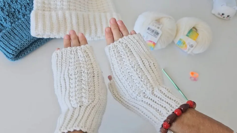 Easy Crochet Mittens Pattern with Anatomical Thumb (Slip Stitch Method)