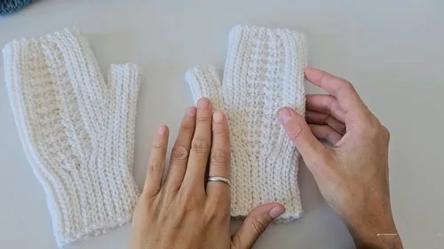Easy Crochet Mittens Pattern with Anatomical Thumb (Slip Stitch Method) — photo 2