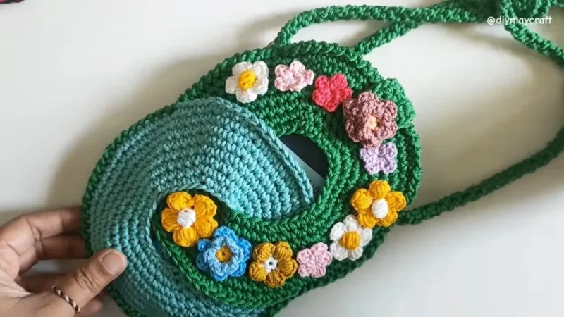 Crochet a phone bag with strap, flap, and ring closure — photo 3