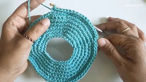 Crochet a phone bag with strap, flap, and ring closure — photo 4