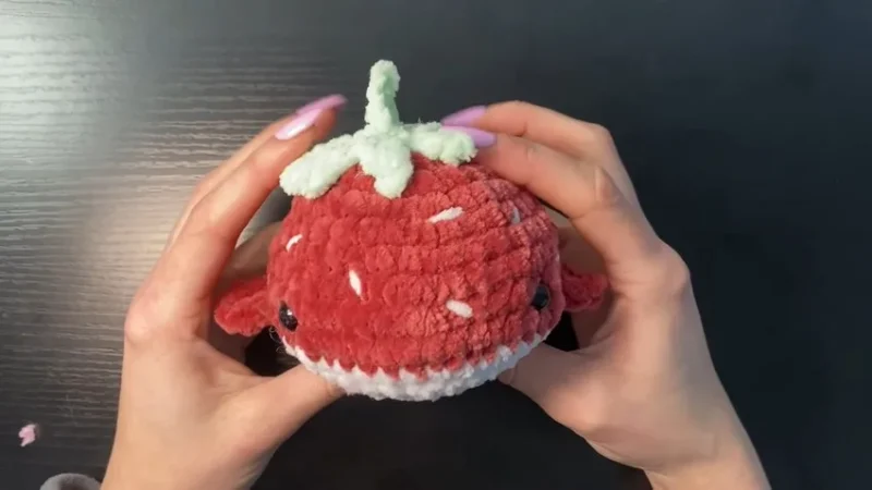 Crochet a strawberry whale plushie with leaf crown — photo 2
