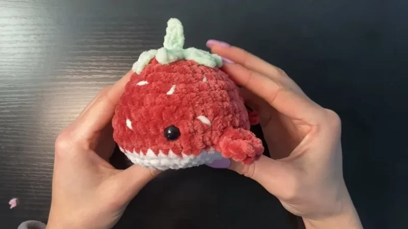 Crochet a strawberry whale plushie with leaf crown — photo 3