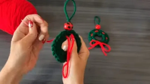Crochet wreath ornament with bead and bow trim — photo 2