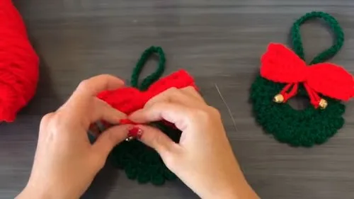 Crochet wreath ornament with bead and bow trim — photo 3