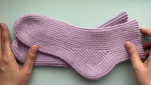 Flat slip stitch socks with a knitted look