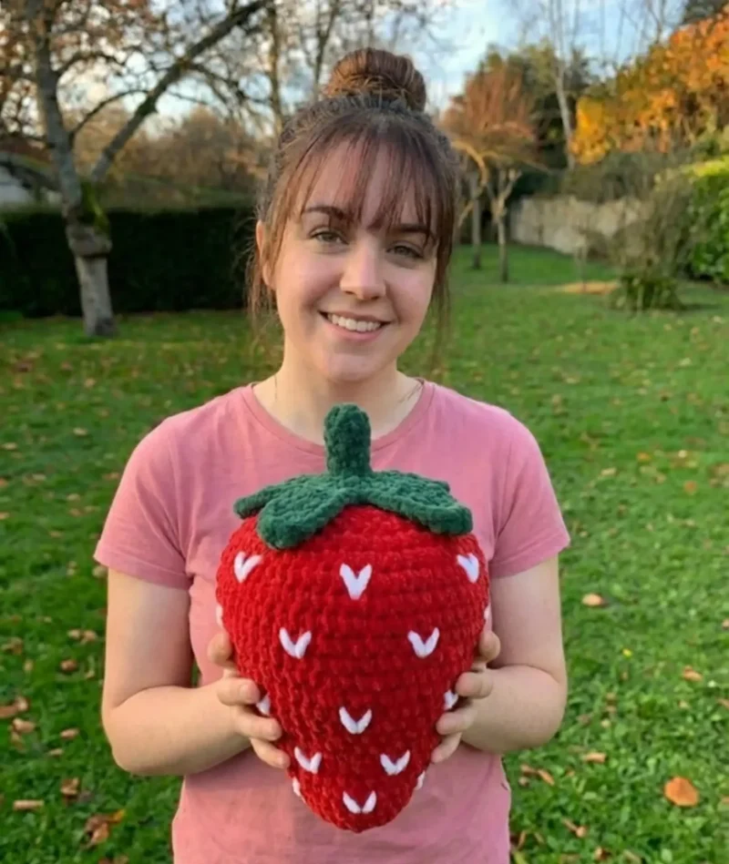Giant crochet strawberry pillow pattern for beginners — photo 2