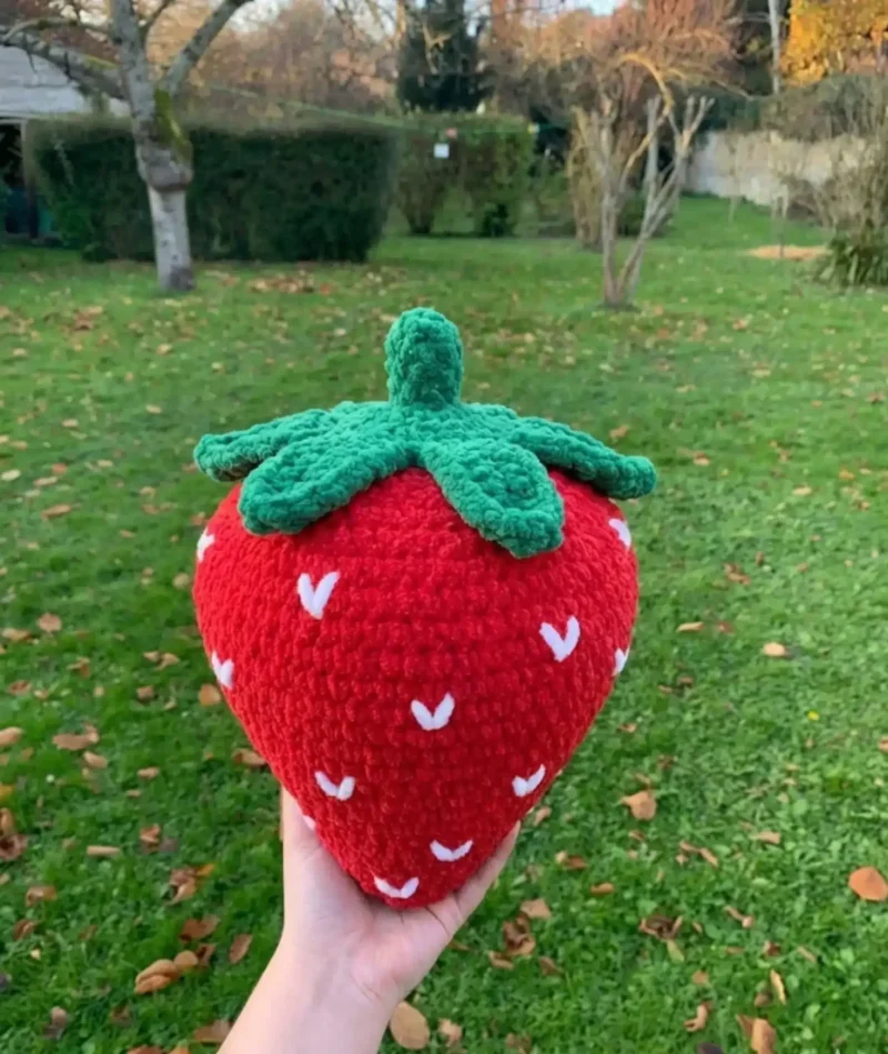 Giant crochet strawberry pillow pattern for beginners — photo 4