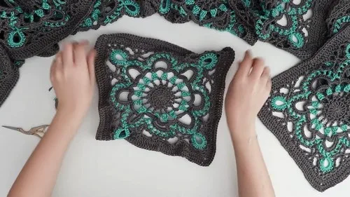 Granny square lace top: twelve ten-round squares joined — photo 3