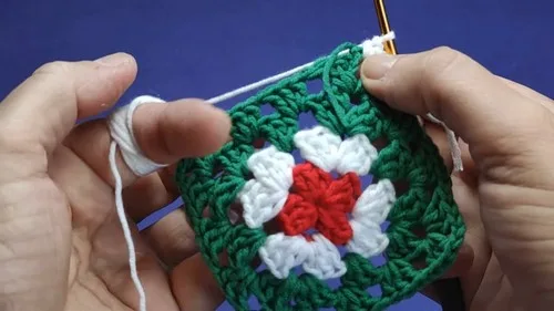 Three-color granny square motifs for a mix-and-match set — photo 3