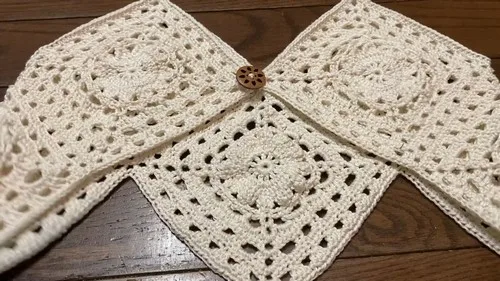 Granny square vest with fringe and button closure — photo 2