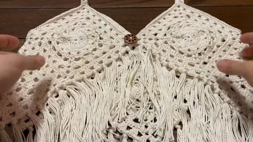 Granny square vest with fringe and button closure — photo 3