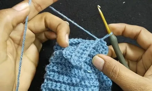 Textured post-stitch beanie with a folded ribbed brim — photo 2