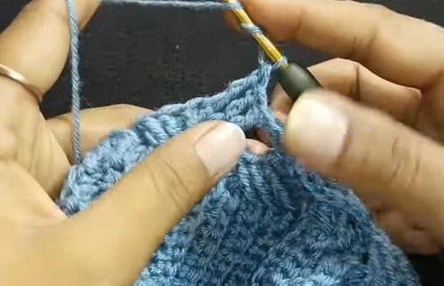 Textured post-stitch beanie with a folded ribbed brim — photo 3