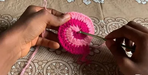 Two-color spiral crochet earrings pattern — photo 2