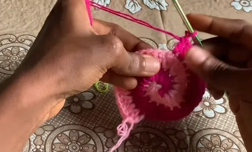 Two-color spiral crochet earrings pattern — photo 3