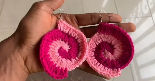 Two-color spiral crochet earrings pattern